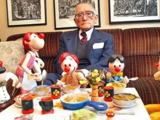 Gabriel Vargas con sus personajes en su departamento