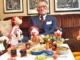 Gabriel Vargas con sus personajes en su departamento