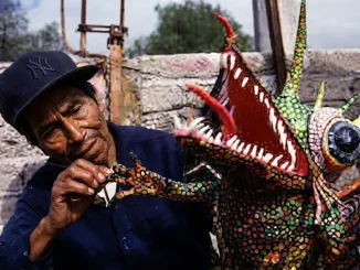 Pedro Linares elaborando un alebrije