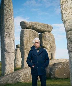 Ken Follett en Stonehenge 2024 © Gareth Iwan Jones