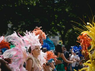 el carnaval se baila al frente del AC by Marriott Santa Marta3