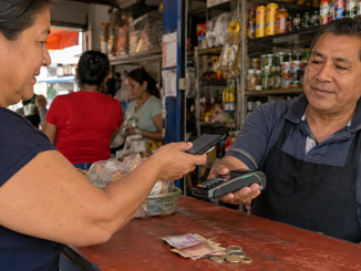 Clienta realiza un pago digital con teléfono móvil en un pequeño comercio mexicano donde también se acepta efectivo.