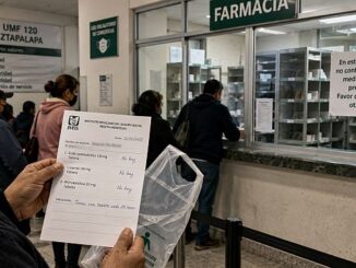 Derechohabiente sostiene una receta sin surtir frente a la farmacia de una clínica del IMSS.