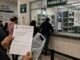 Derechohabiente sostiene una receta sin surtir frente a la farmacia de una clínica del IMSS.