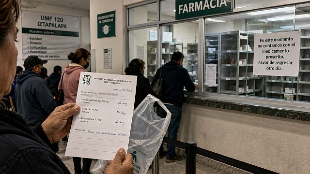 Derechohabiente sostiene una receta sin surtir frente a la farmacia de una clínica del IMSS.