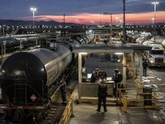 Ferrotanques y camiones de combustible sometidos a revisión en una aduana fronteriza mexicana.