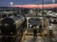 Ferrotanques y camiones de combustible sometidos a revisión en una aduana fronteriza mexicana.