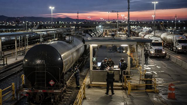 Ferrotanques y camiones de combustible sometidos a revisión en una aduana fronteriza mexicana.