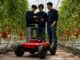Estudiantes mexicanos prueban un robot con inteligencia artificial para detectar plagas en un invernadero de tomates.