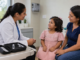 Niña con acondroplasia recibe orientación médica sobre tratamiento con vosoritida en un consultorio pediátrico.