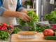 Persona lava lechuga, cilantro y frutos rojos para prevenir la infección por Cyclospora en México