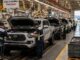 Trabajadores y proveedores en una planta automotriz de Tijuana ante el traslado de la producción de Tacoma a Texas.