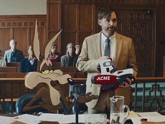 Wile E. Coyote y su abogado enfrentan a los representantes de ACME durante un juicio en la película Coyote vs. Acme.
