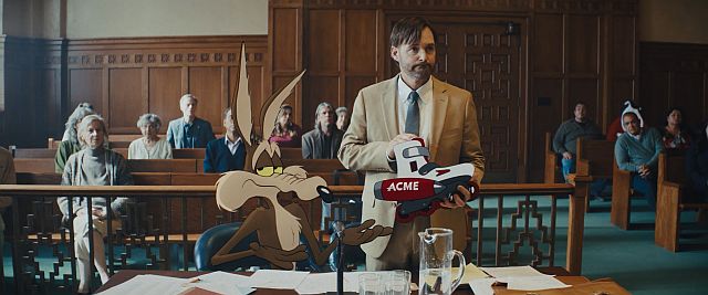 Wile E. Coyote y su abogado enfrentan a los representantes de ACME durante un juicio en la película Coyote vs. Acme.