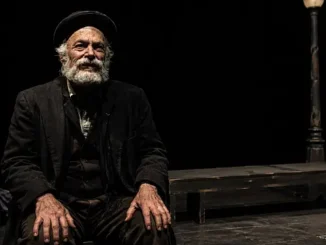 Arturo Ríos representa a un anciano solitario en El Final de Samuel Beckett, montaje dirigido por Ana Graham en el Cenart