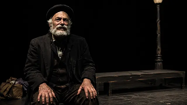 Arturo Ríos representa a un anciano solitario en El Final de Samuel Beckett, montaje dirigido por Ana Graham en el Cenart