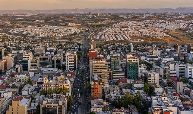 Ciudad mexicana vista desde el aire con expansión urbana hacia la periferia y zonas centrales consolidadas