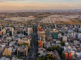 Ciudad mexicana vista desde el aire con expansión urbana hacia la periferia y zonas centrales consolidadas.