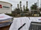 Facturas y estados financieros frente a instalaciones de Pemex, en una nota sobre los adeudos de Pemex a proveedores y el 95% citado por Sheinbaum