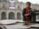 Expedientes judiciales y una balanza representan el escrutinio sobre la actuación de Ernestina Godoy al frente de la FGR.