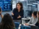 Mujer especialista participa en una reunión de un equipo tecnológico, donde la permanencia y el liderazgo femenino siguen siendo desafíos.