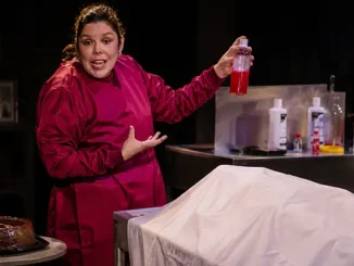 Embalsamadora en una funeraria, escena inspirada en la obra Rojo Tibio Sangre del Teatro La Capilla.