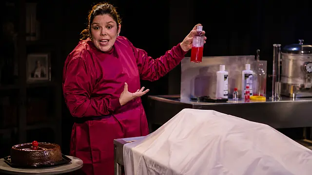 Embalsamadora en una funeraria, escena inspirada en la obra Rojo Tibio Sangre del Teatro La Capilla.