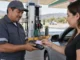 Automovilista realiza un pago con tarjeta en una gasolinera mexicana junto a una carretera.