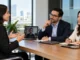 Candidata participa en entrevista de trabajo donde el dominio del inglés forma parte de la evaluación laboral.