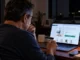 Hombre revisa en internet publicidad de suplementos para la próstata