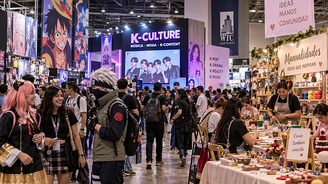 Jóvenes recorren una exposición con cosplay, cultura coreana y talleres de manualidades en Ciudad de México.