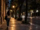Mujer camina por una calle de Ciudad de México; las denuncias por violación permanecen en niveles elevados.