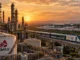 Pemex y grandes obras públicas de México, como una refinería, un tren y un aeropuerto, frente al debate sobre costos, ingresos y autosuficiencia.