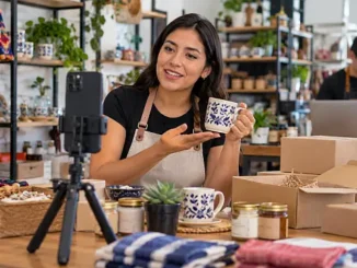 Emprendedora mexicana utiliza un teléfono móvil para grabar productos y promocionarlos por internet desde su pequeño negocio.