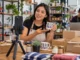 Emprendedora mexicana utiliza un teléfono móvil para grabar productos y promocionarlos por internet desde su pequeño negocio.