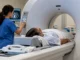Paciente durante una tomografía abdominal, estudio cuyas imágenes permiten medir cambios en la grasa corporal asociados con el cáncer de páncreas.