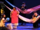 Escena de la obra Pedro y Julián, dirigida por Conchi León, con actores, títeres y hamacas sobre el escenario teatral.