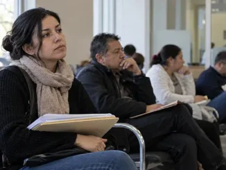 Personas esperan atención consular para continuar sus solicitudes de nacionalidad española por la Ley de Nietos.
