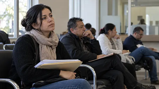 Personas esperan atención consular para continuar sus solicitudes de nacionalidad española por la Ley de Nietos.