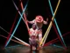 Escena teatral inspirada en Nacahue: Ramón y Hortensia, con dos personajes separados por un río simbólico en una adaptación indígena de Romeo y Julieta.