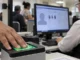 Persona registra sus huellas dactilares para la CURP biométrica en un módulo de atención en México.