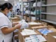 Trabajadora revisa material de curación en el almacén de un hospital público durante el proceso de abasto de insumos médicos